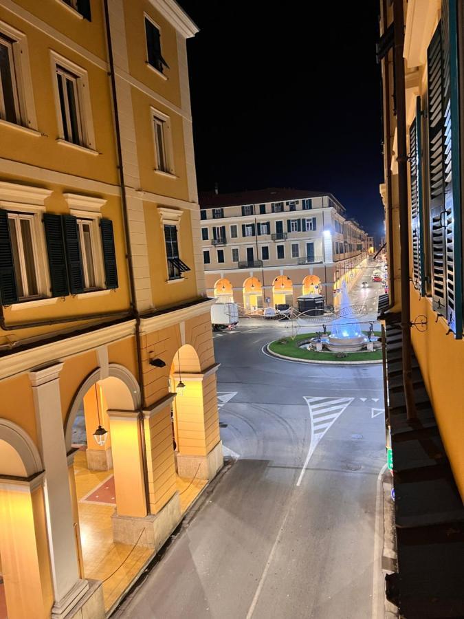 Casa Dante: Oneglia Centro-Marina-Spiagge Appartement Imperia Buitenkant foto